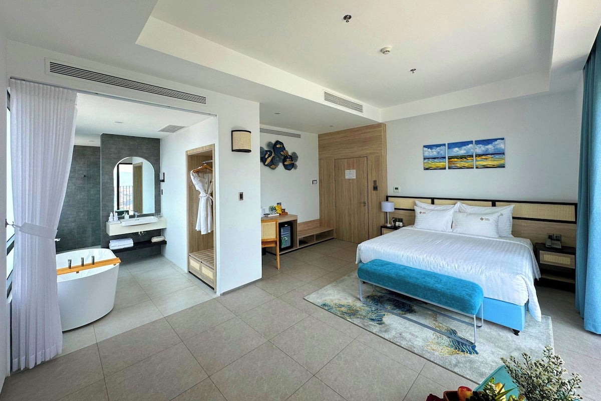 Phòng Suite, quang cảnh thành phố | Bộ đồ giường cao cấp, minibar với thức ăn, đồ uống miễn phí