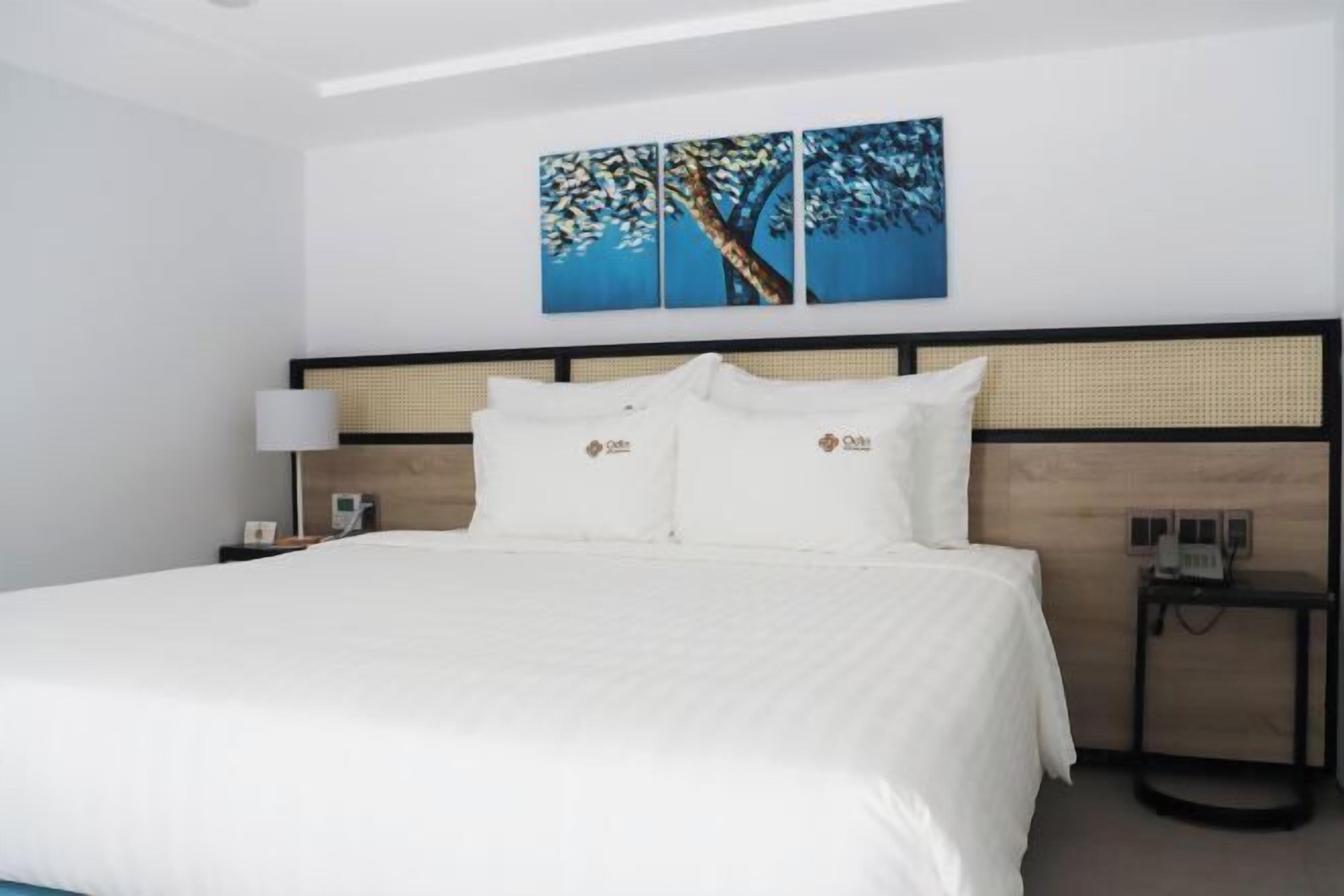 Premium bedding, free minibar items, in-room safe, desk