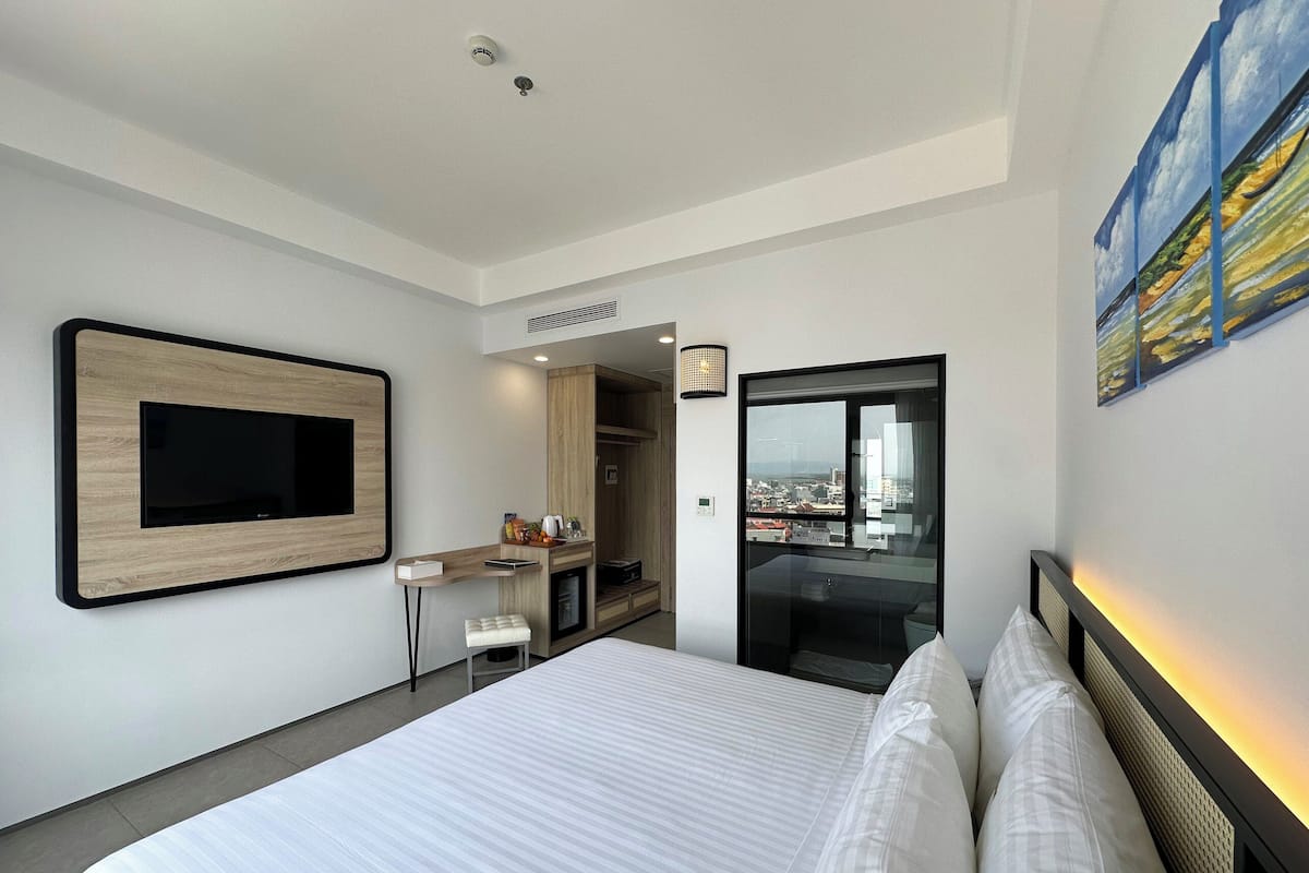Phòng đôi hoặc 2 giường đơn Deluxe, quang cảnh thành phố | Bộ đồ giường cao cấp, minibar với thức ăn, đồ uống miễn phí