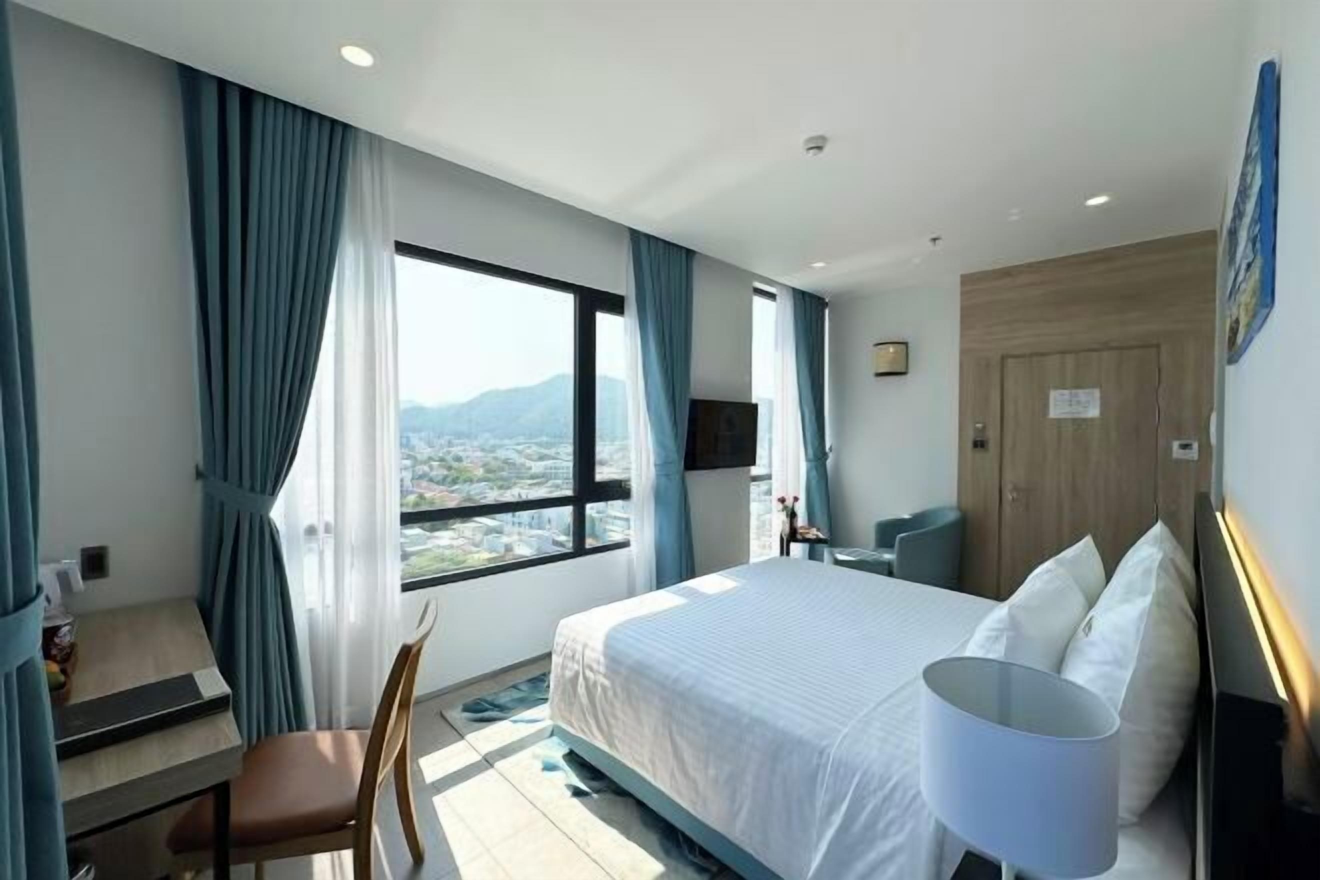 Premium bedding, free minibar items, in-room safe, desk