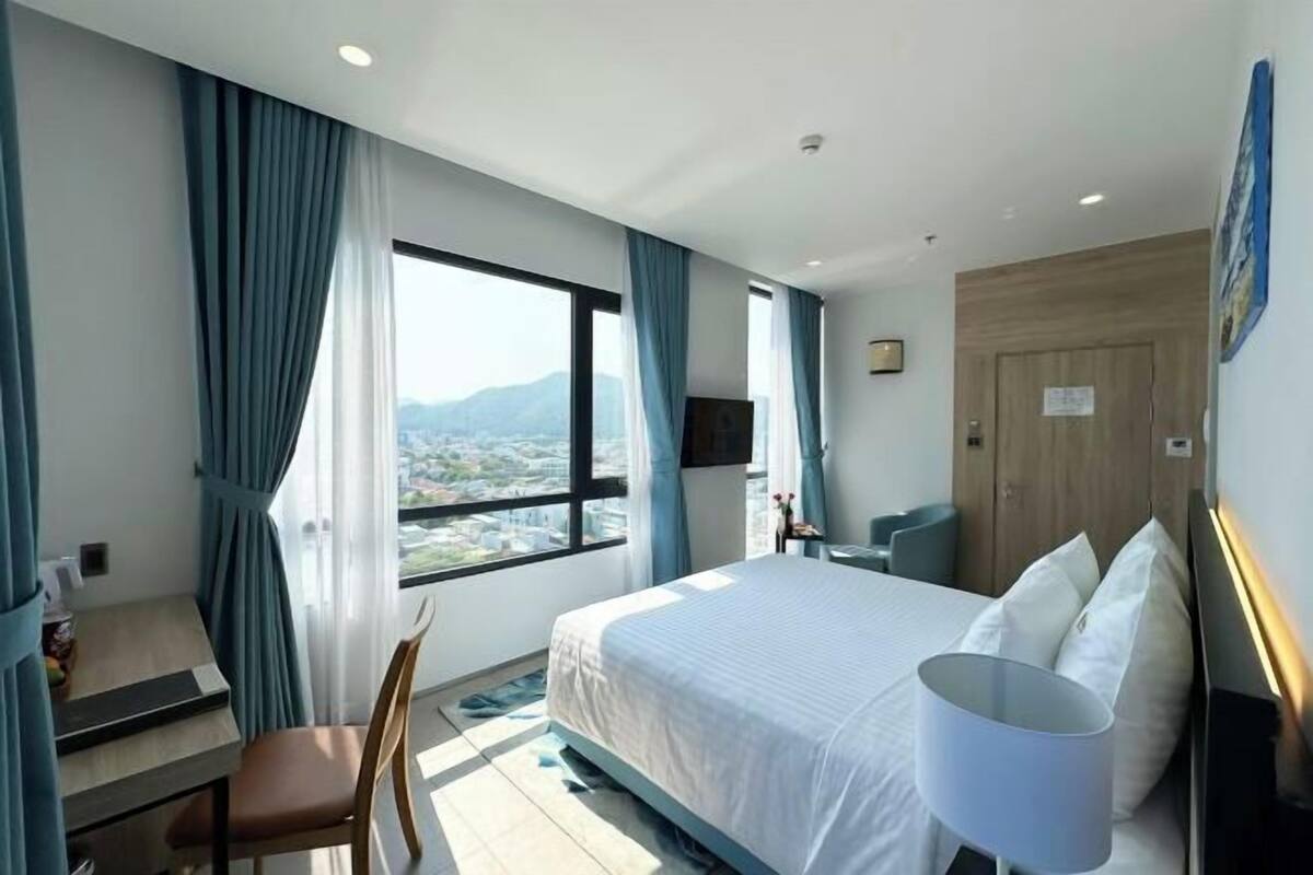 1 bedroom, premium bedding, free minibar items, in-room safe