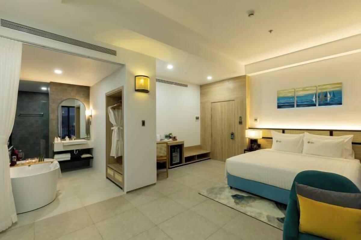 1 bedroom, premium bedding, free minibar items, in-room safe