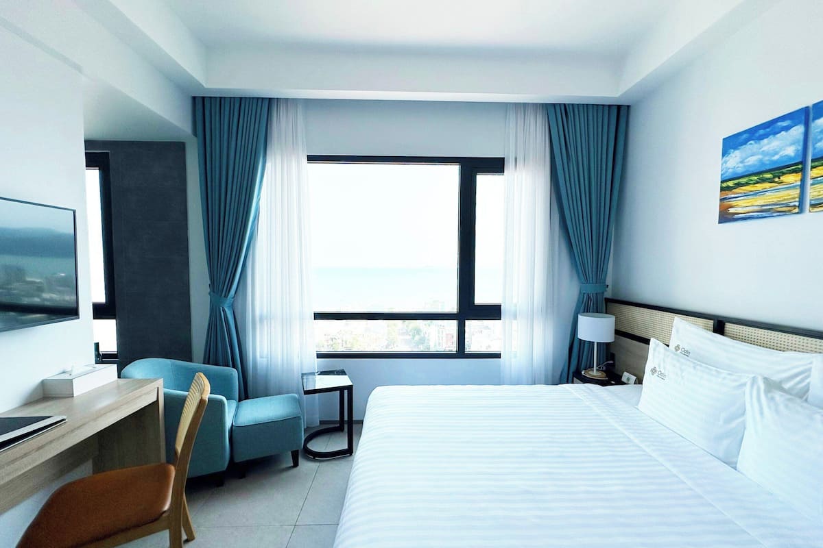 Phòng Suite Junior, quang cảnh biển | Bộ đồ giường cao cấp, minibar với thức ăn, đồ uống miễn phí