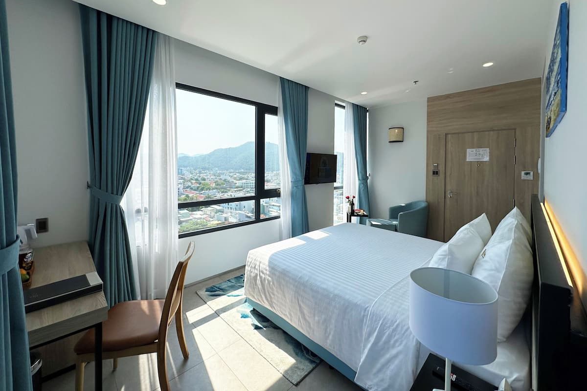 Phòng Suite, quang cảnh biển | Bộ đồ giường cao cấp, minibar với thức ăn, đồ uống miễn phí