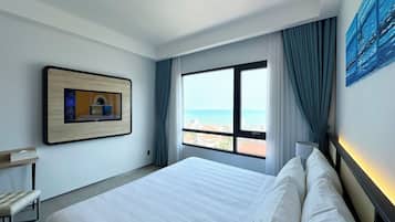 Deluxe dubbelrum eller tvåbäddsrum - havsutsikt | Sängtillbehör av högsta kvalitet och minibar med vissa gratis produkter