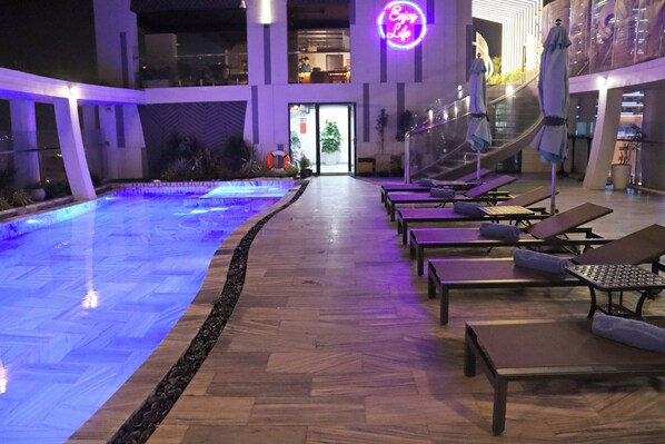 Swim-up bar