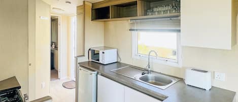 Refrigerador, horno, parrilla de estufa y tostadora