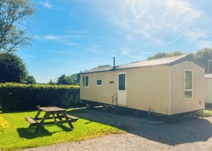 Exterior - Good quality, modern family caravan with one double and one twin. (Tavistock)