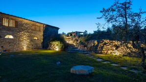 A stone building with a courtyard, stone walls, and a tree. - Country House Lo Spigo 4 (Barberino Tavarnelle)