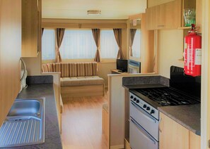 Fridge, oven, stovetop, toaster - Caravan with one double and one twin. (Chapel St Leonards, Skegness)