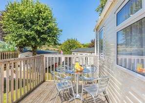 Outdoor dining - Spacious and luxurious 12ft-wide caravan with one double and one twin bedroom. (Axminster)