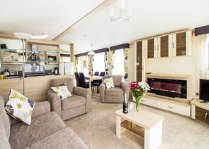 Living area - Oak 3 Hot Tub + Private Garden (Axminster)