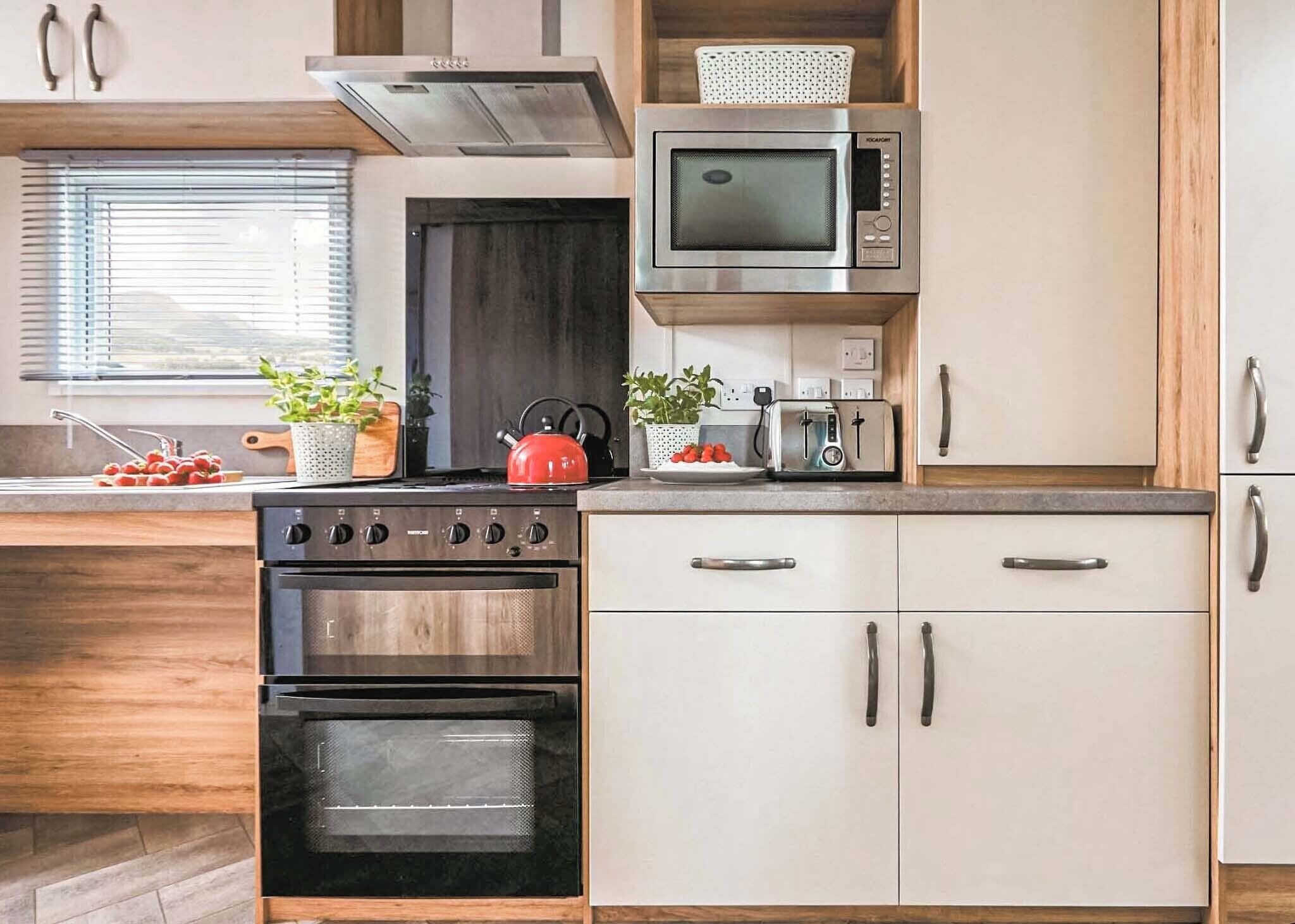 Geladeira, micro-ondas, fogão, cooktop