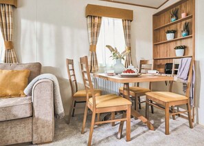Dining - Gold Caravan 2 WF (Pet) (Hunters Quay, Argyll)