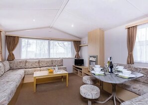 Dining - 3 bedroom accommodation in Newbridge, Nr Yarmouth (Newbridge, Nr Yarmouth)