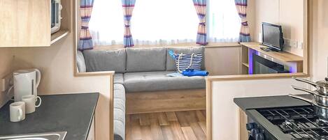 Kjøleskap, ovn, kokeplater og brødrister