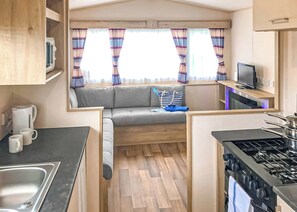 Fridge, oven, stovetop, toaster - Comfortable caravan with one double and one twin. (Chapel St Leonards, Skegness)