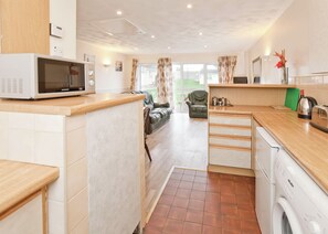 Fridge, oven, stovetop, toaster - Bungalow with one double and one twin. (Trearddur Bay, Holyhead)