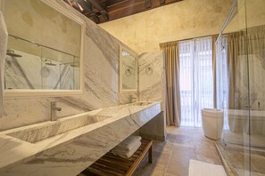 Douche, serviettes fournies, shampooing