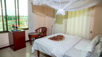 Cortinas blackout, wifi gratis y ropa de cama