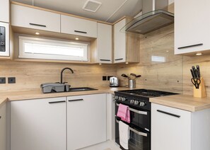 Oven - 1 bedroom accommodation in Holywell Bay (Holywell Bay)