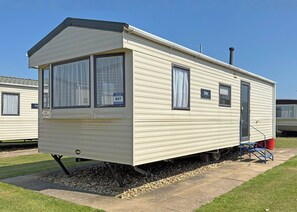 Exterior - Comfortable caravan with one double and one twin. (Ingoldmells, Nr Skegness)