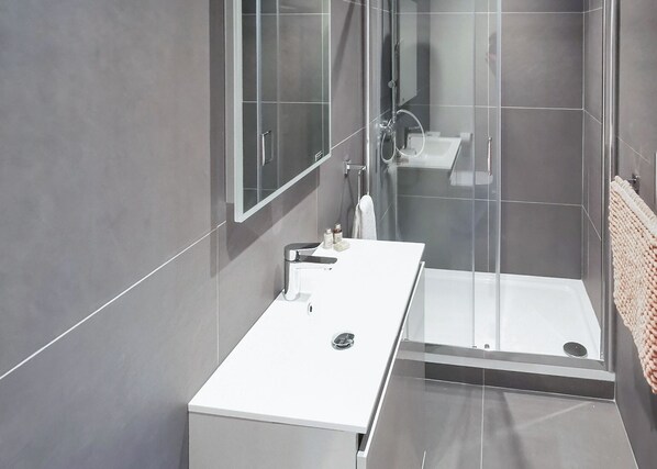 Bathroom - Carmarthenshire Cottage (Clunderwen, Nr Narberth)