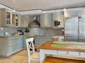 Jääkaappi, mikroaaltouuni, astianpesukone