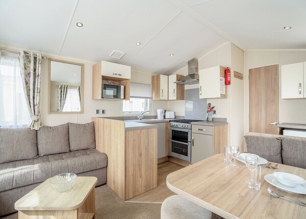 Jääkaappi, uuni, liesi, leivänpaahdin