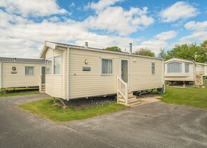 Exterior - 12ft-wide luxury caravan with one double and one twin. (Charmouth)