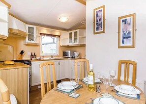 Dining - 3 bedroom accommodation in Newbridge, Nr Yarmouth (Newbridge, Nr Yarmouth)