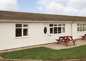 Outdoor dining - Bungalow with one double and one twin. (Trearddur Bay, Holyhead)