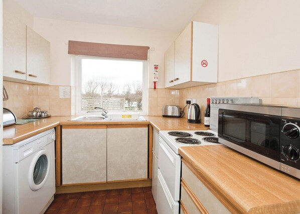 Fridge, oven, stovetop, toaster - Bungalow with one double and one twin. (Trearddur Bay, Holyhead)