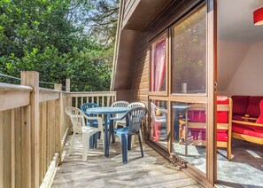 Outdoor dining - Highland Ranch Lodge (Delny, Nr Invergordon)