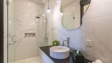 Comfort Villa | Bathroom | Shower, rainfall showerhead, hair dryer, towels