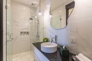 Comfort Villa | Bathroom | Shower, rainfall showerhead, hair dryer, towels