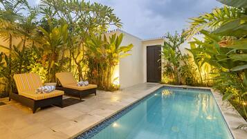 AuĂenpool, LiegestĂŒhle