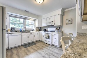 Frigorífico, microondas, placa de cocina y lavavajillas