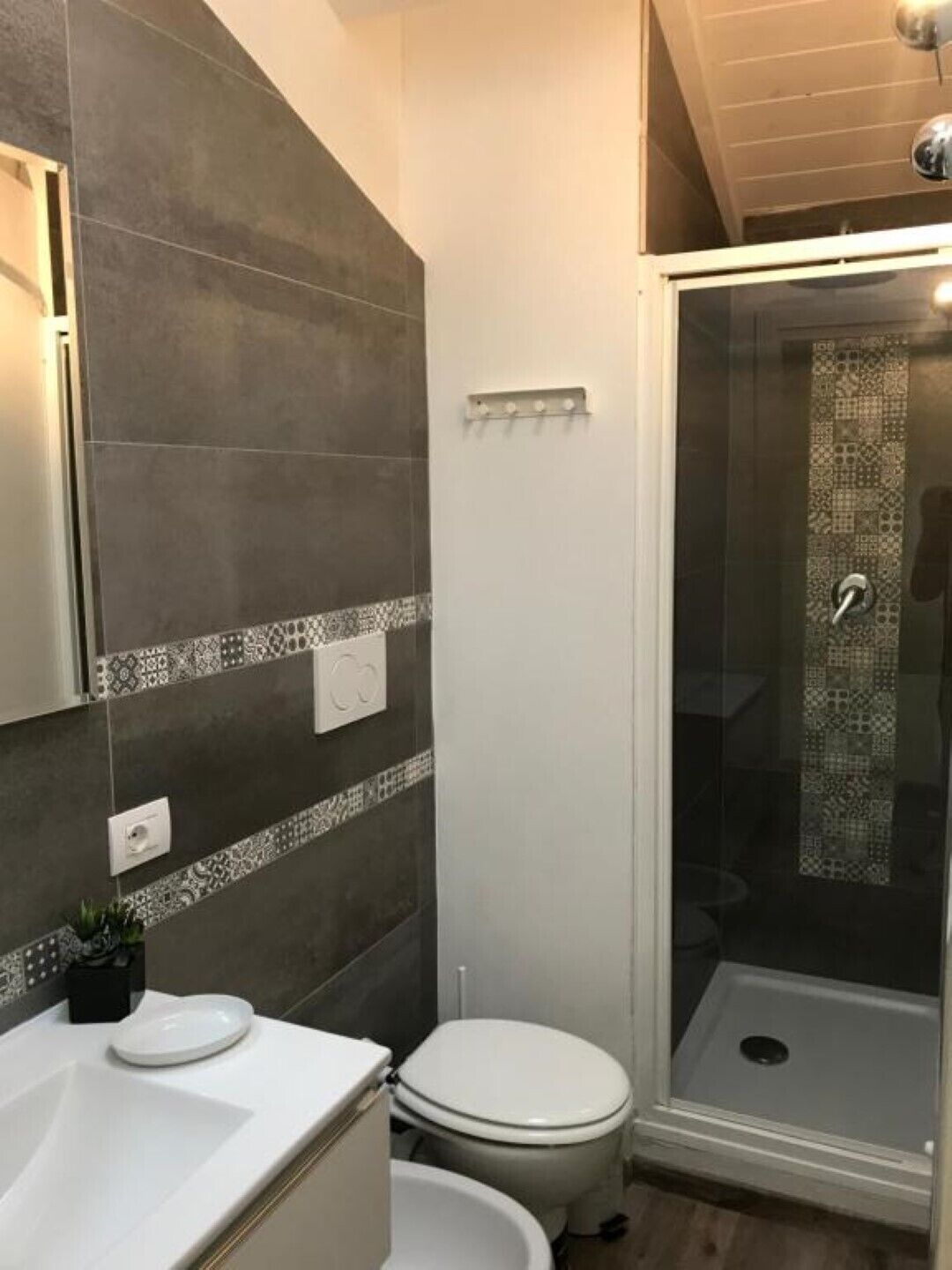 Douche, sèche-cheveux, bidet, serviettes fournies