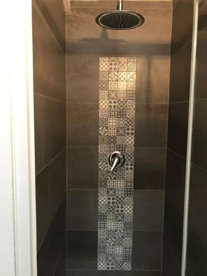 Een douche, een haardroger, een bidet, handdoeken