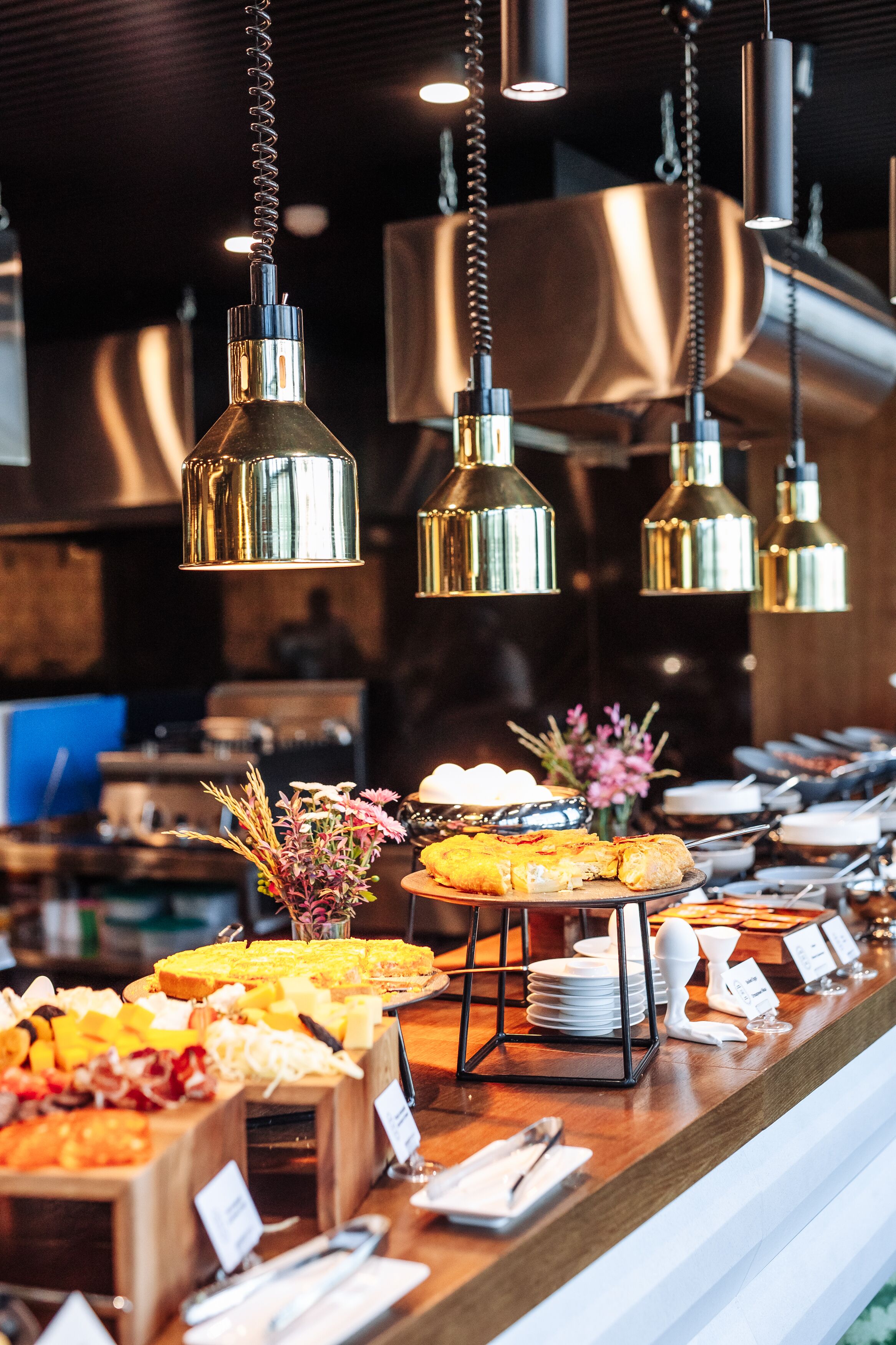 فطور أوروبي يوميًا بتكلفة قدرها (37 USD للشخص)