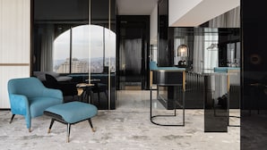 Una sala de estar moderna con vistas a la ciudad, una zona de bar y un comedor.