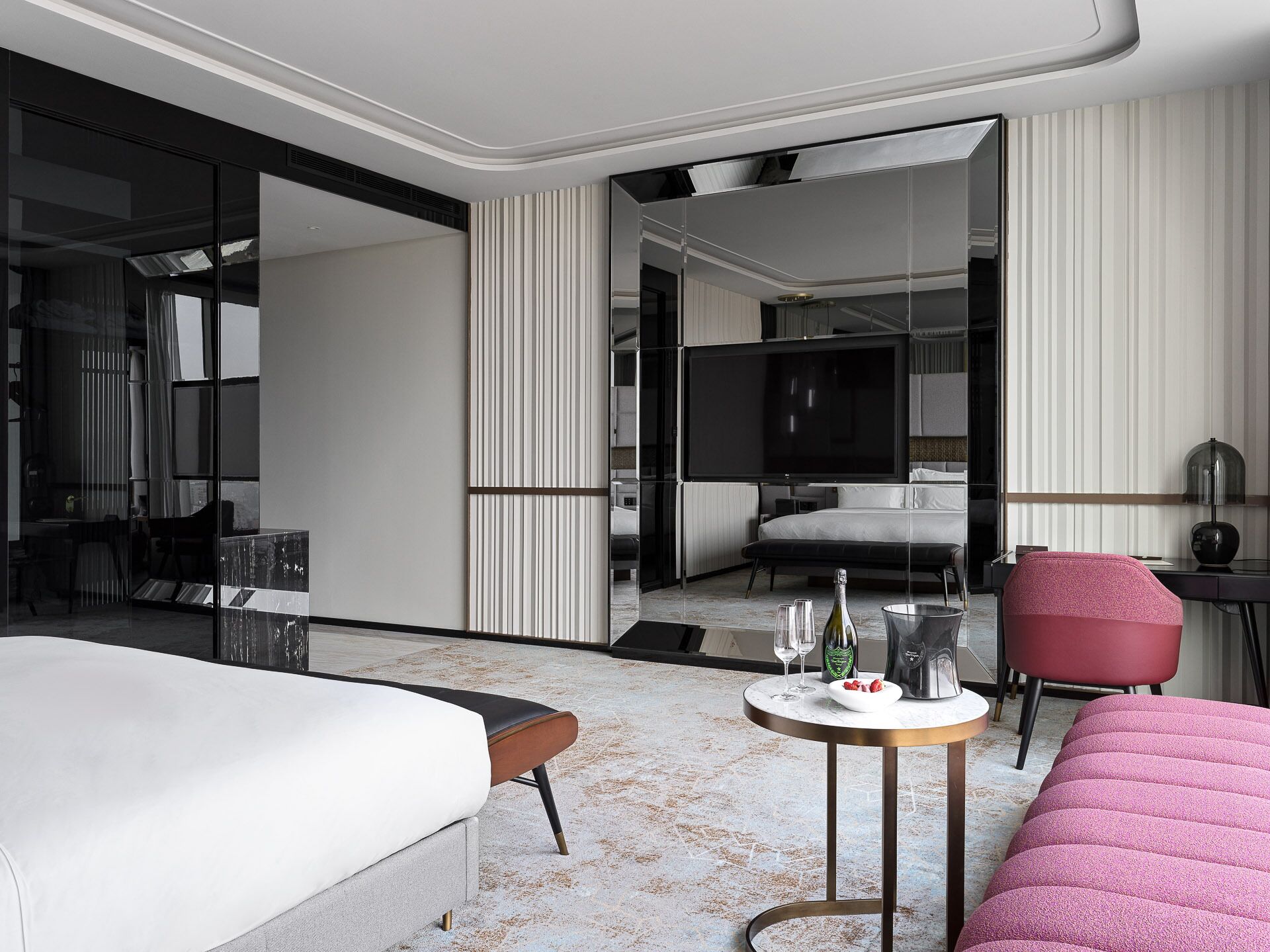 Minibar, caja de seguridad en la habitación y escritorio 