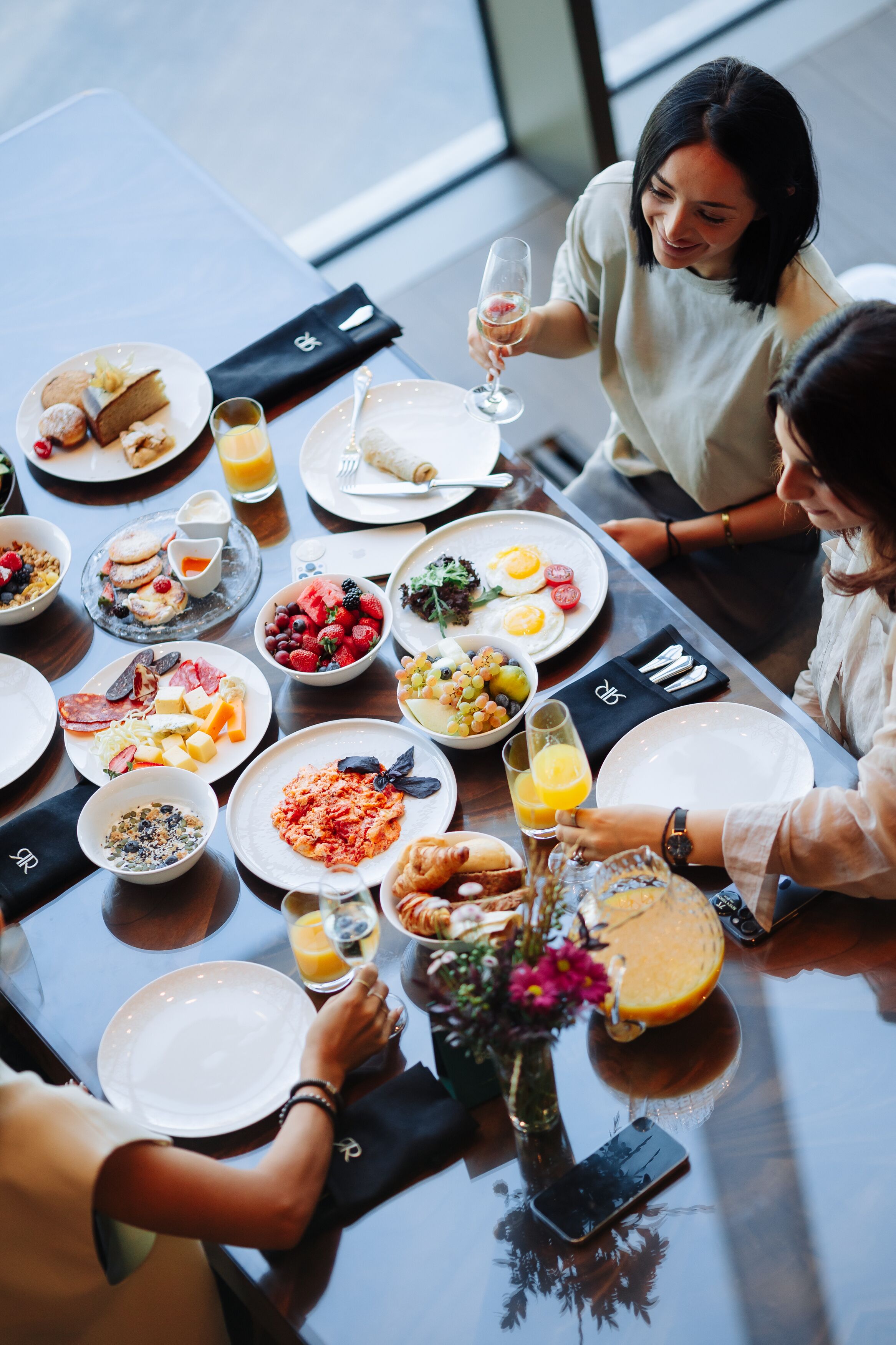 Une table dressée pour le petit-déjeuner, avec différents plats et boissons.