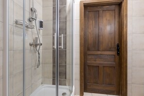 Estudio familiar, varias camas (Pannonian Studio Mansarde For 3) | Baño | Ducha, toallas, jabón y champú