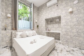 奢華頂層客房 | 高級寢具、羽絨被、記憶棉床墊、房內夾萬