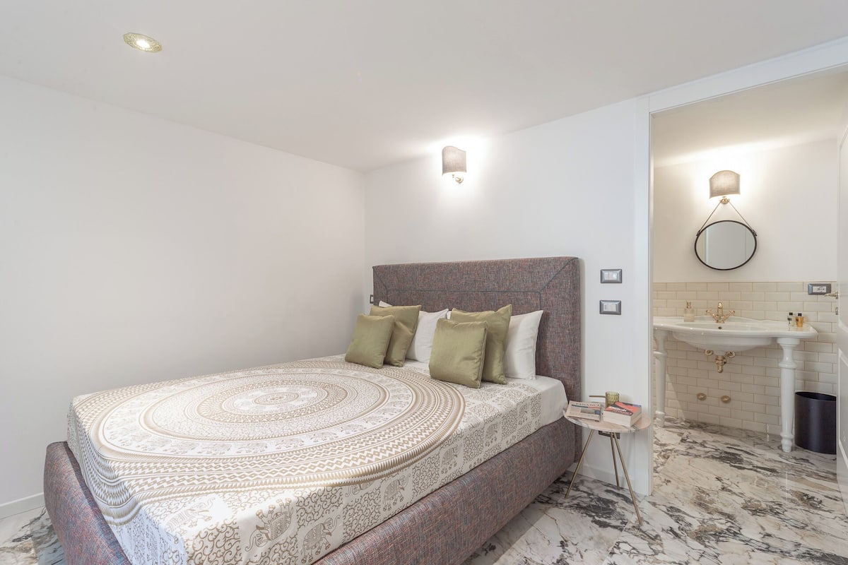 1 bedroom, premium bedding, down comforters, memory foam beds