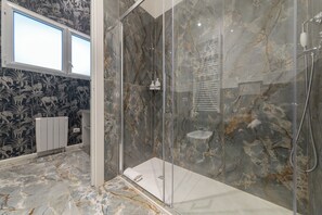 Deluxe Suite | Bathroom | Shower, rainfall showerhead, hair dryer, bidet - Duomo Smart Suites (Milan)