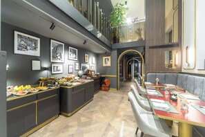 每日供應自助早餐 (每人 EUR30)