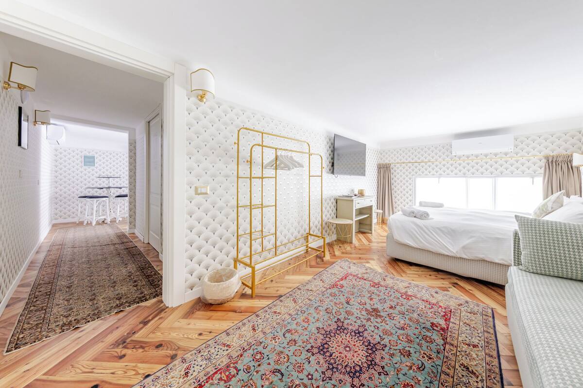 أغطية فراش متميزة وألحفة محشوة بالريش وأسرّة بإسفنج يتكيف مع شكل الجسم